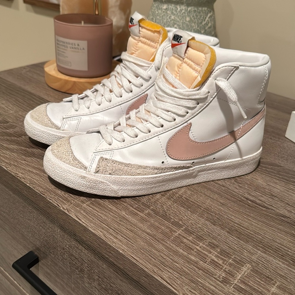 Nike White and Pink Sneakers Classic Design